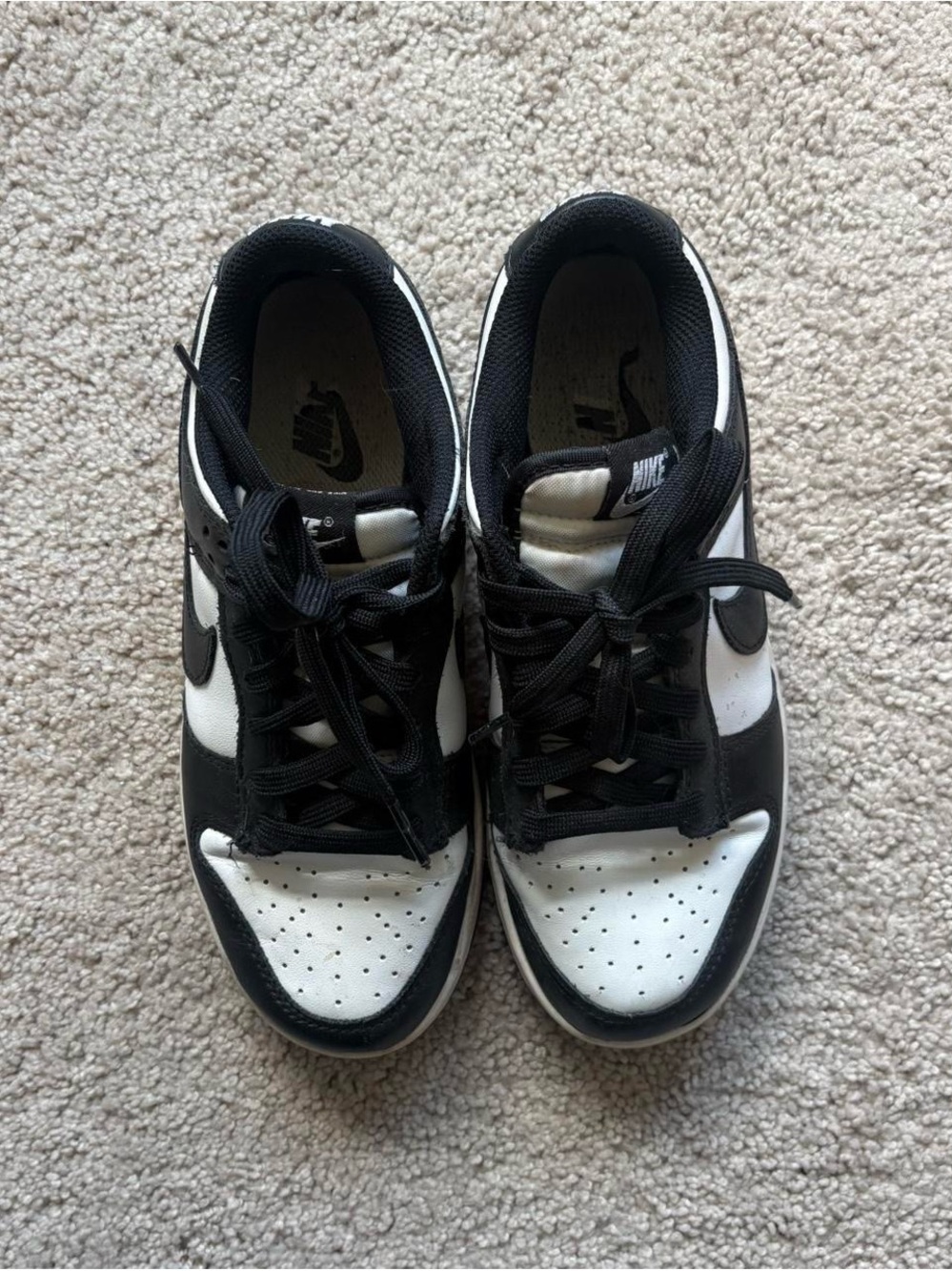 Nike Black and White womens Low-Top Sneakers - Picture 3 of 3